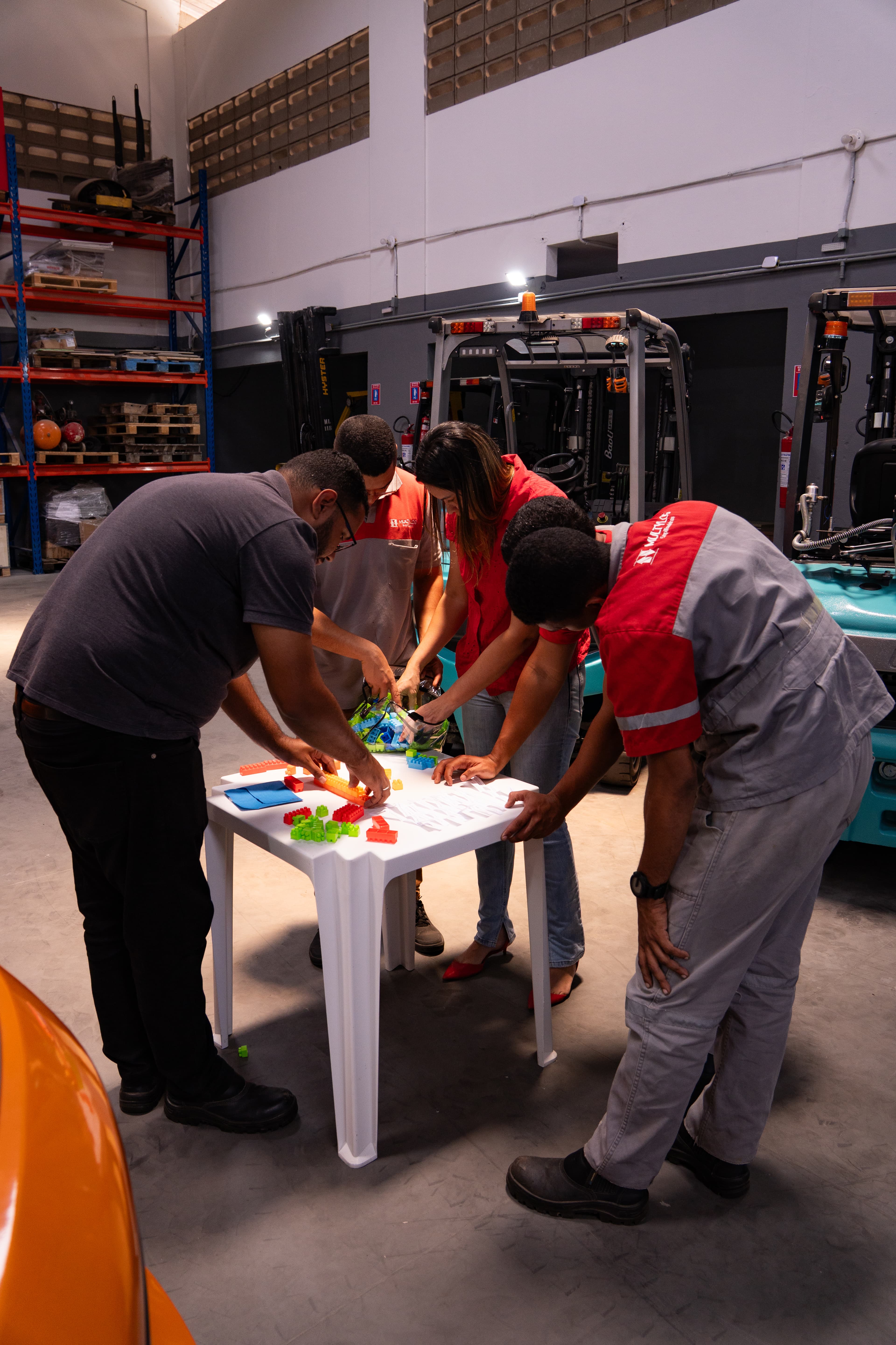 Colaboradores participando da dinâmica de blocos