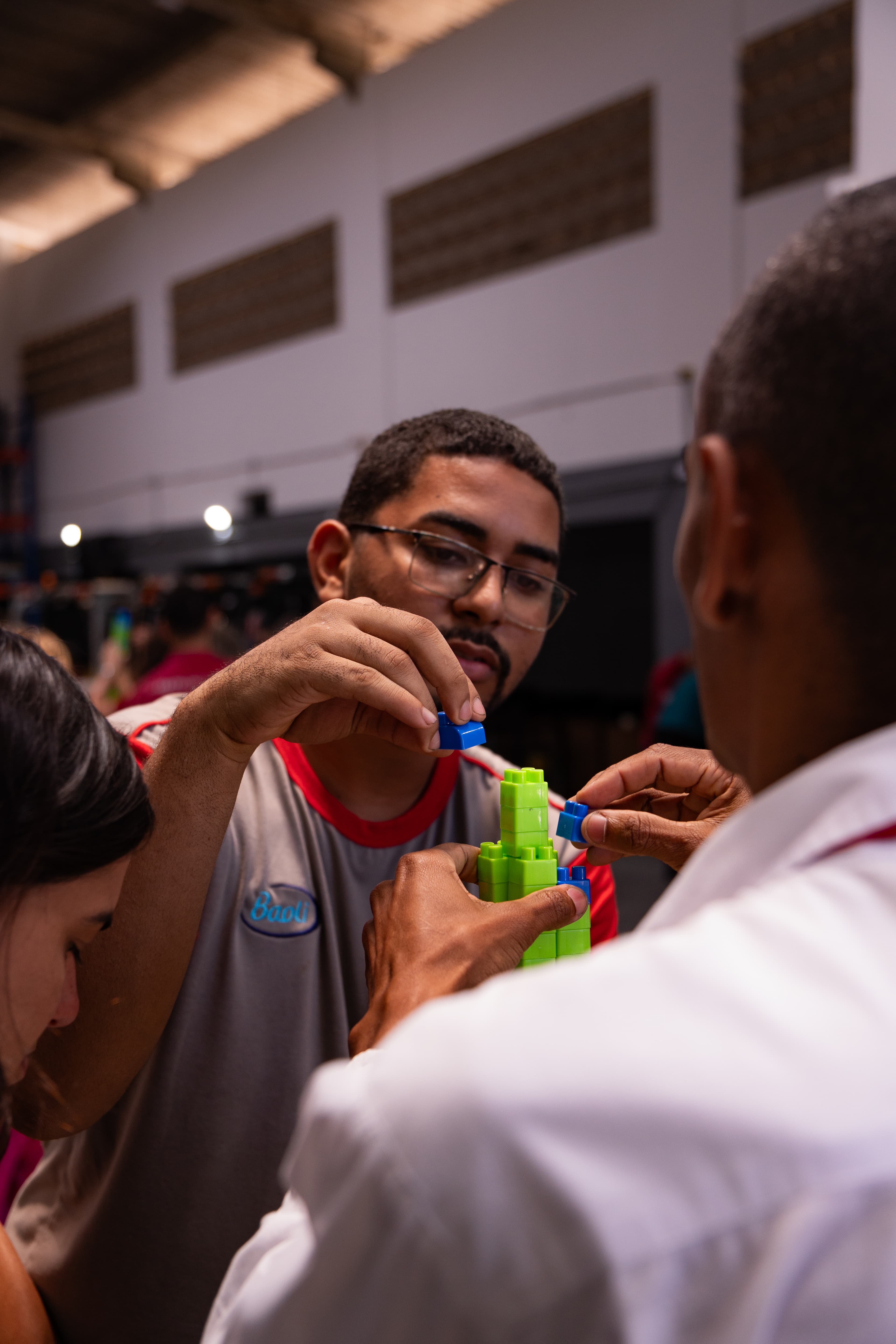 Detalhe da dinâmica de construção em equipe