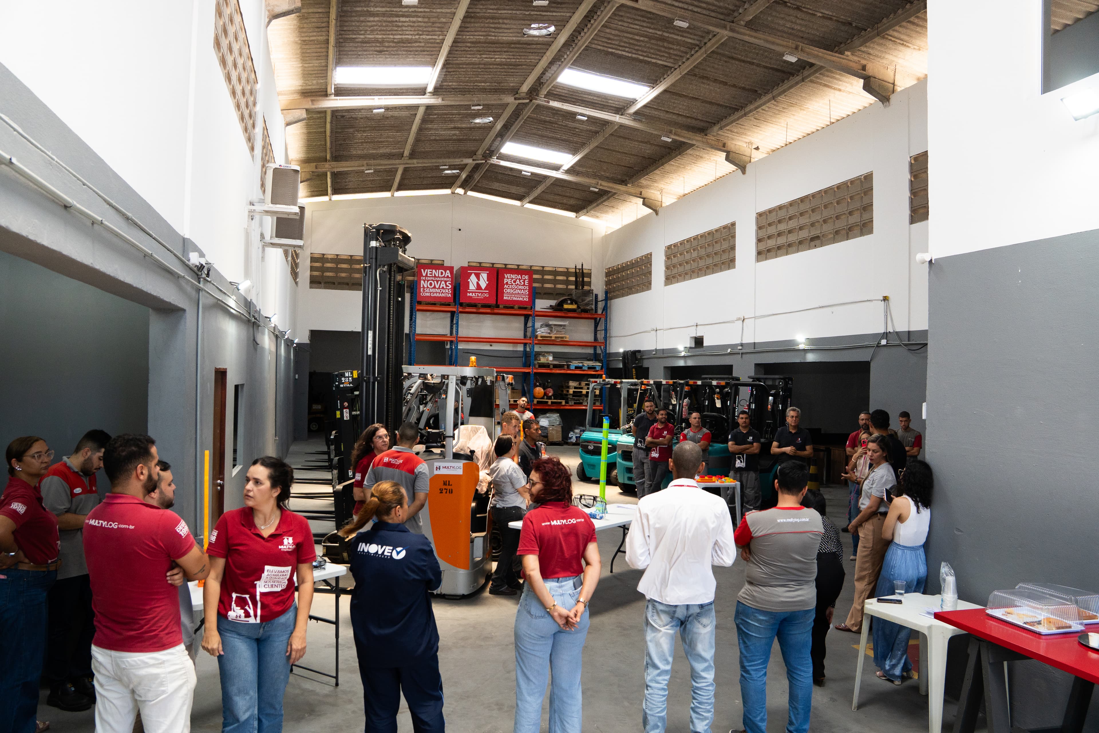 Equipe reunida no galpão da Multylog para o Dia da Cultura
