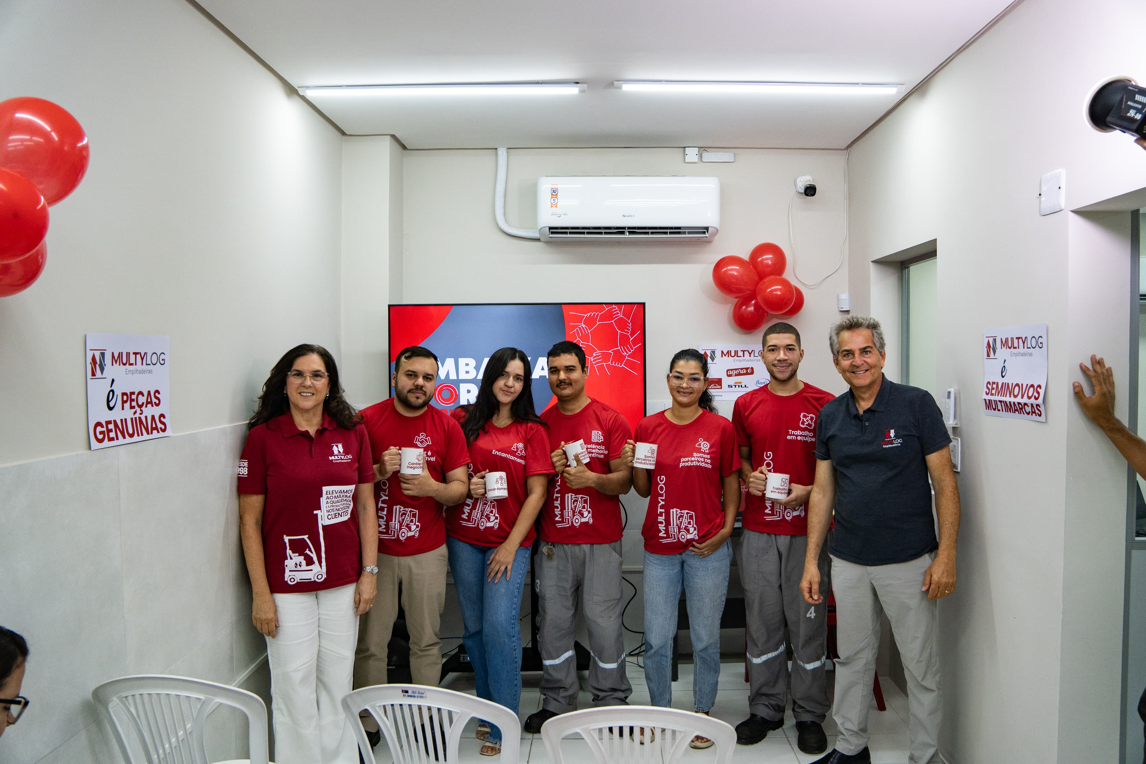 Grupo de colaboradores posando ao final do Dia da Cultura