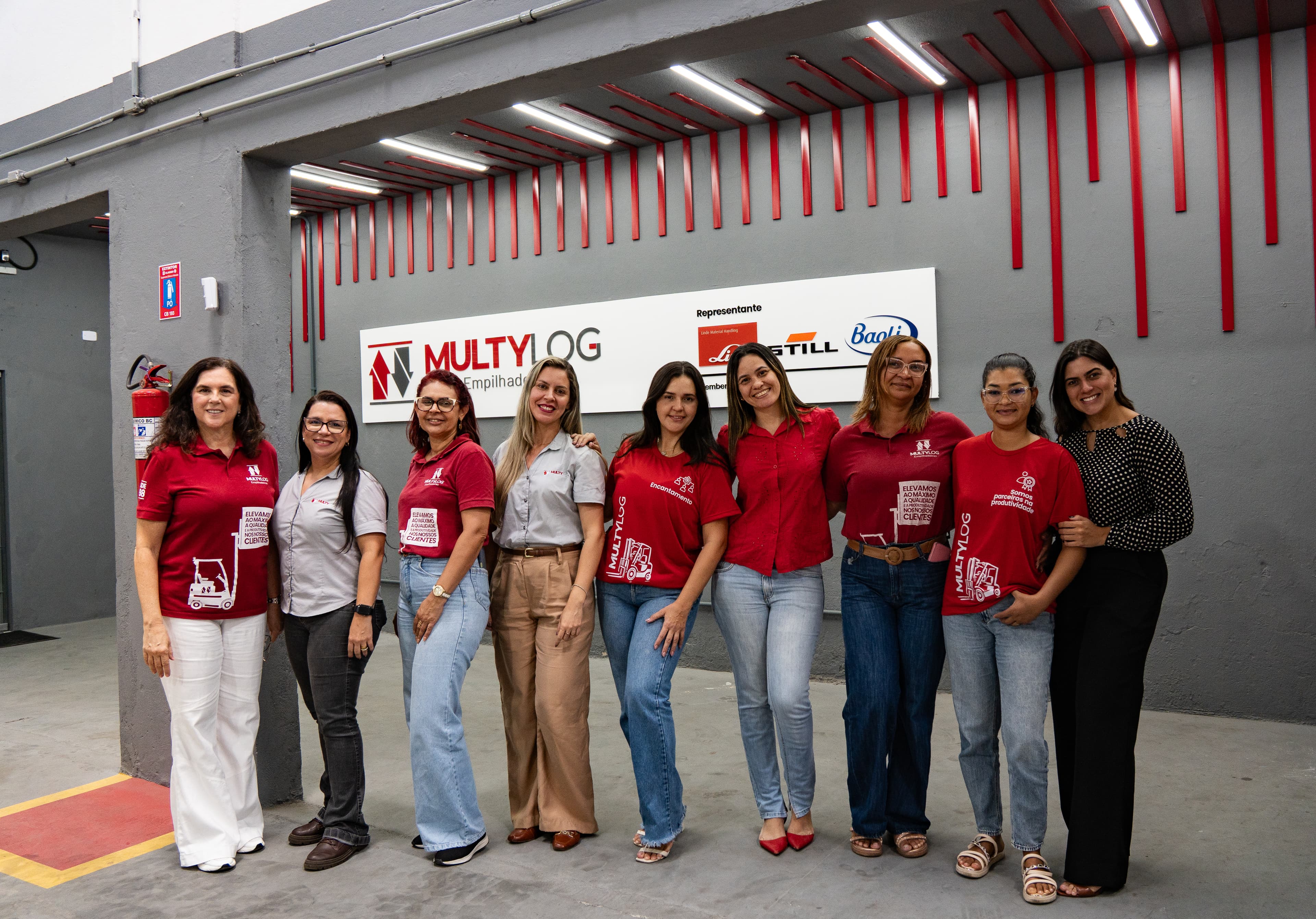 Equipe feminina da Multylog em frente à fachada
