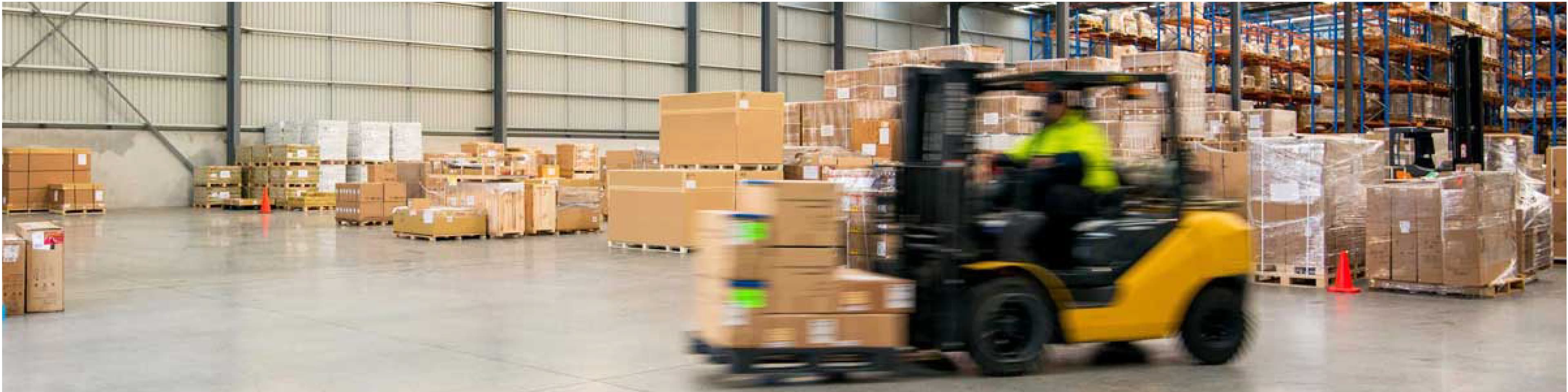 Empilhadeira em operação no galpão